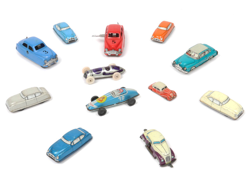 Lot 125 - DIVERS (12)