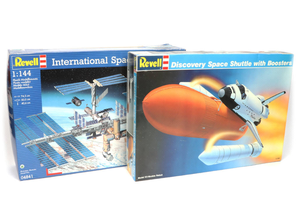 Lot 24 - REVELL (USA) (2)