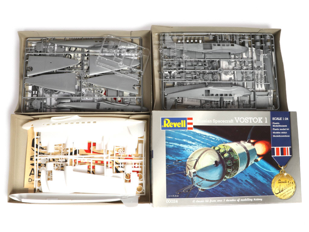 Lot 31 - REVELL (USA) (4)