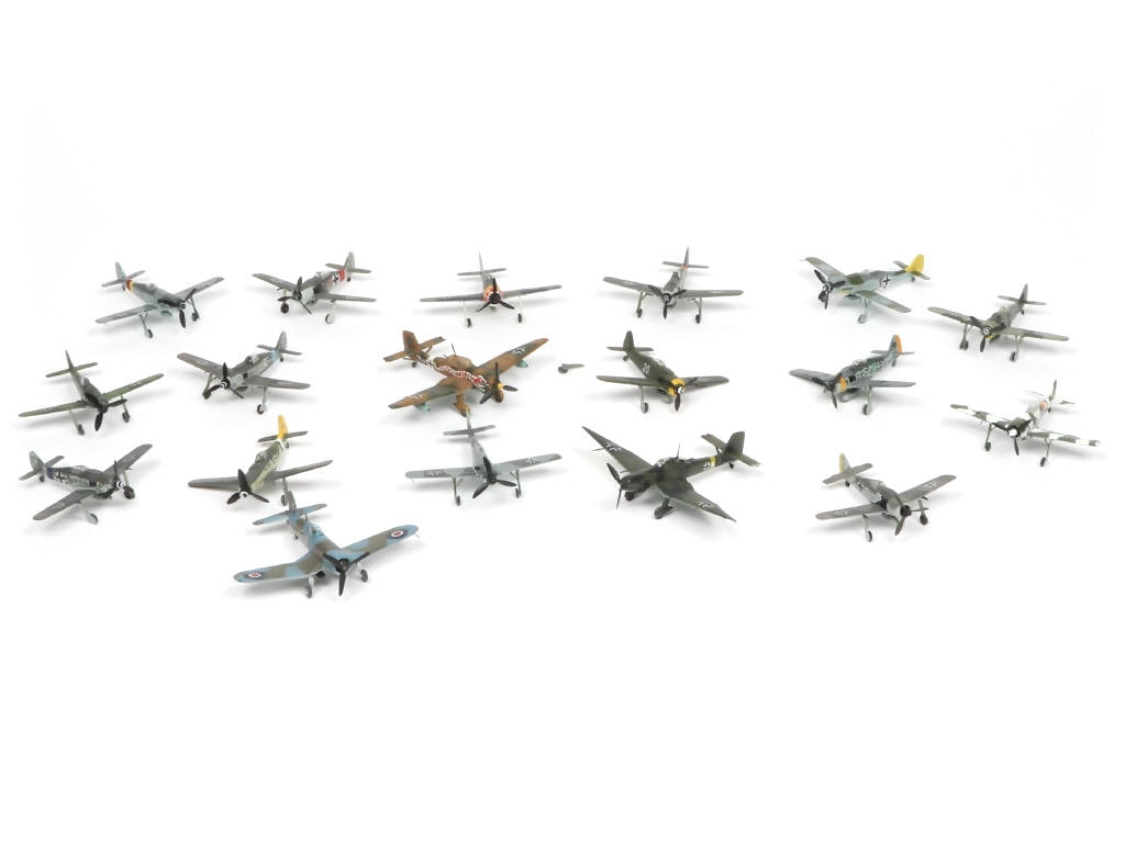 Lot 82 - DIVERS (18)