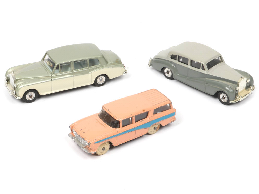 Lot 229 - DINKY TOYS (GB) (3)