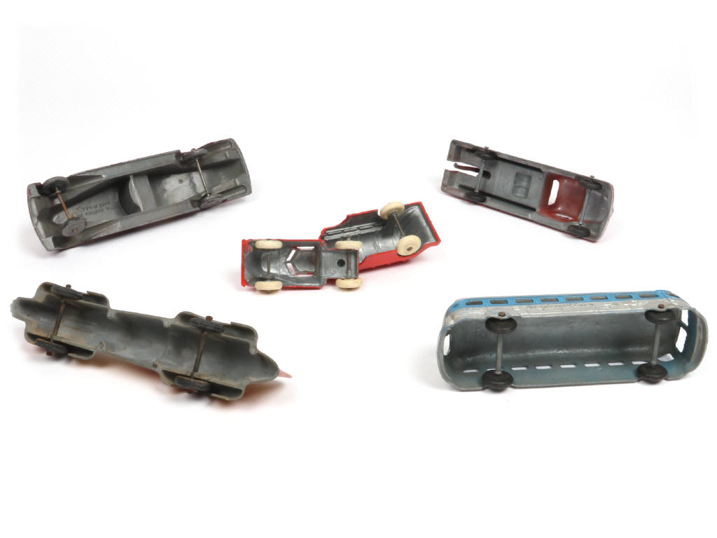 Lot 109 - DIVERS (5)