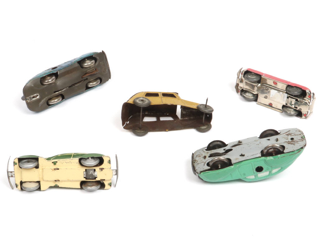 Lot 182 - DIVERS (5)