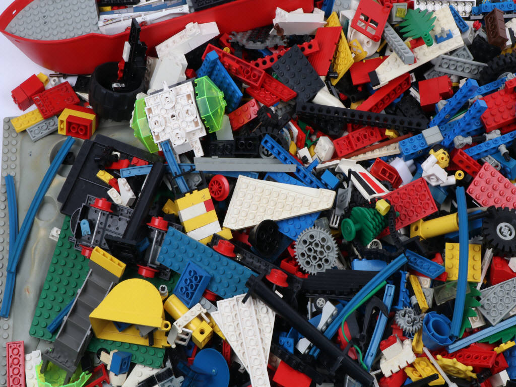 Lot 324 - LEGO (DANEMARK) (1)