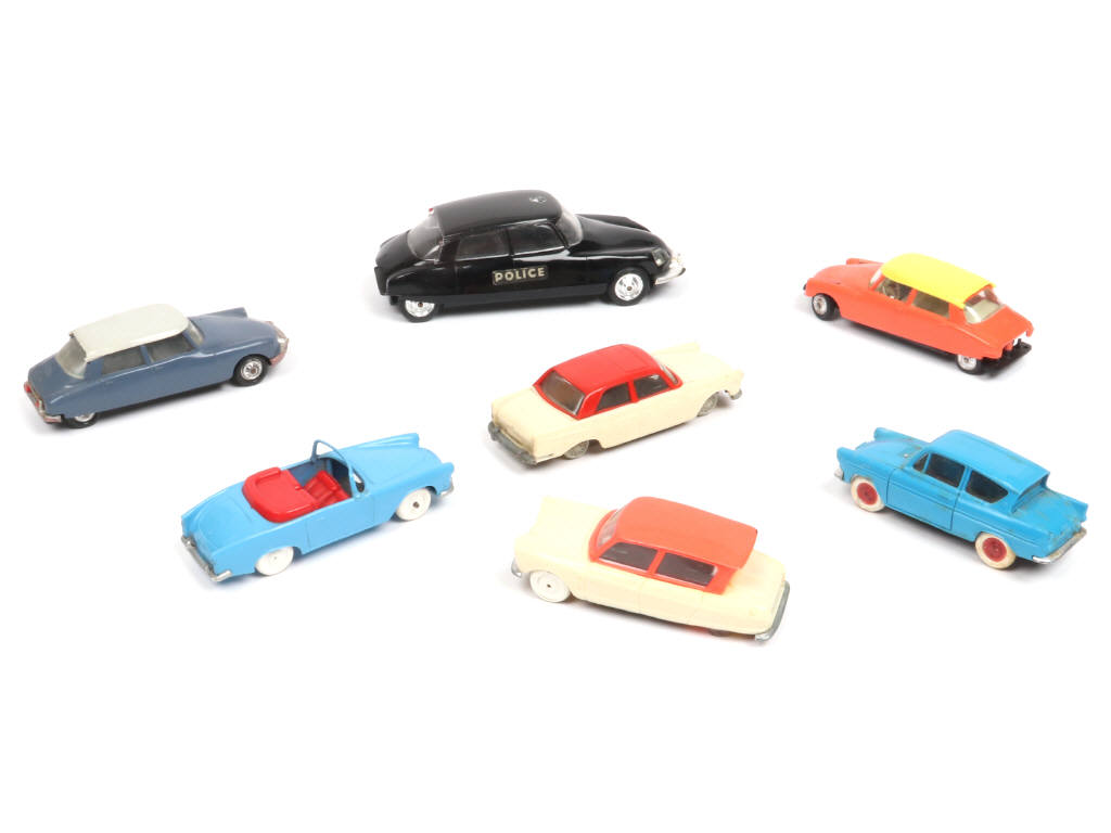 Lot 145 - DIVERS (7)