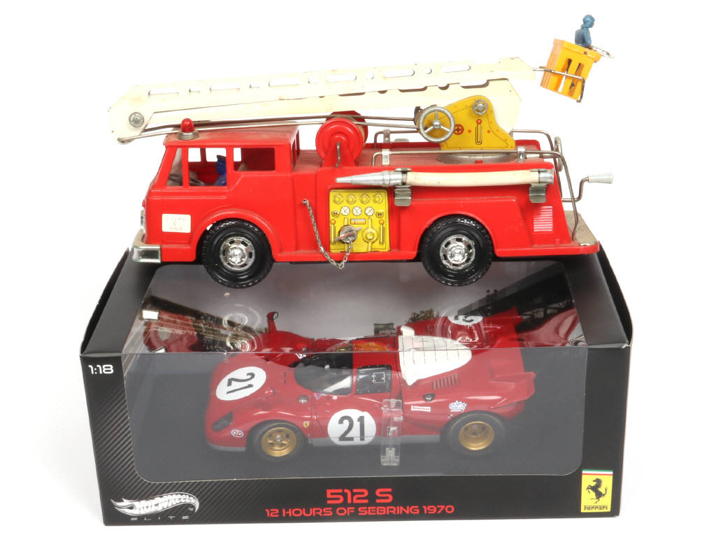 Lot 110 - DIVERS (2)