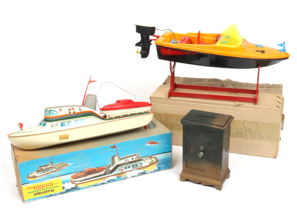 Lot 114 - DIVERS (4)