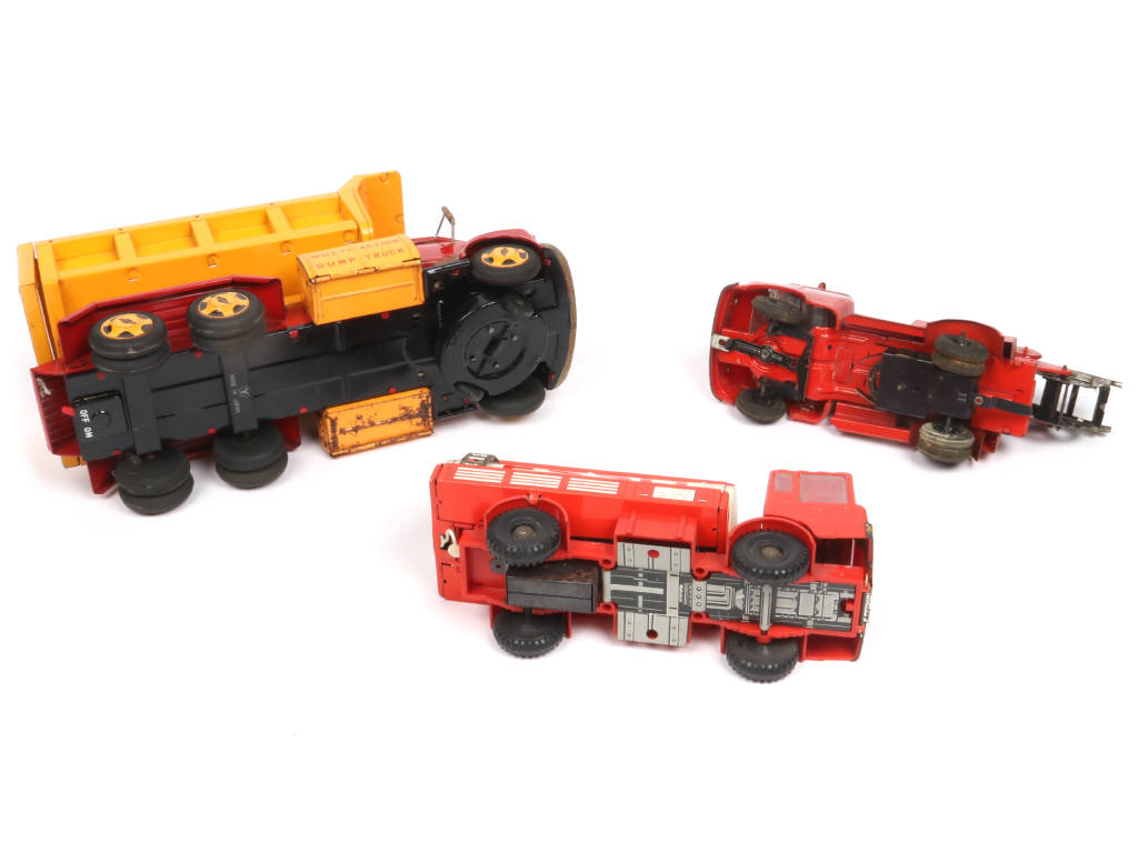 Lot 109 - DIVERS (3)