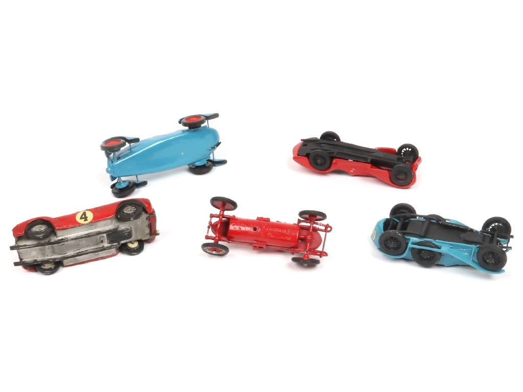 Lot 139 - DIVERS (5)
