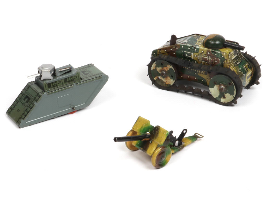 Lot 141 - DIVERS (3)