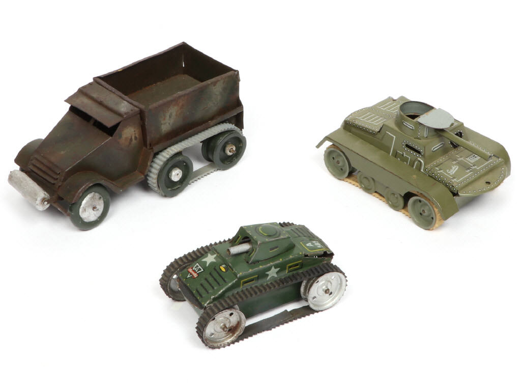 Lot 143 - DIVERS (3)