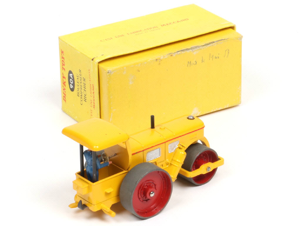 Lot 219 - DINKY TOYS (FRANCE) (1)
