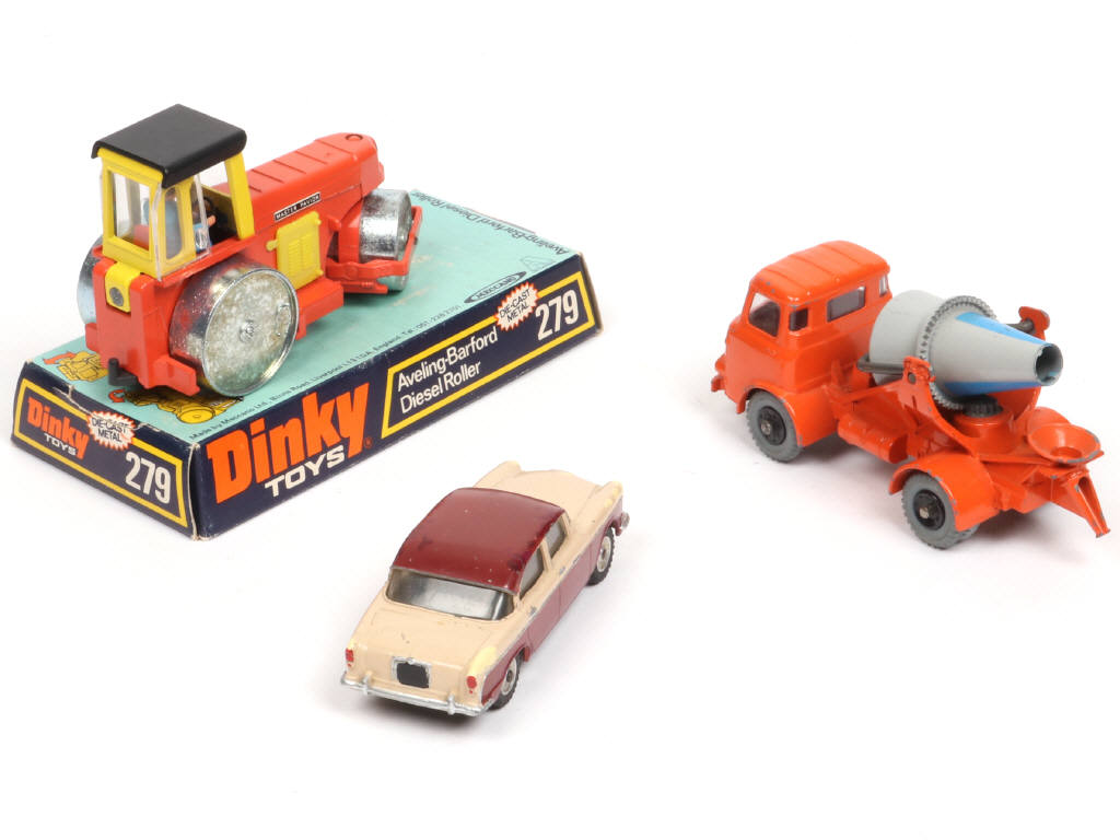 Lot 293 - DINKY TOYS (GB) (3)