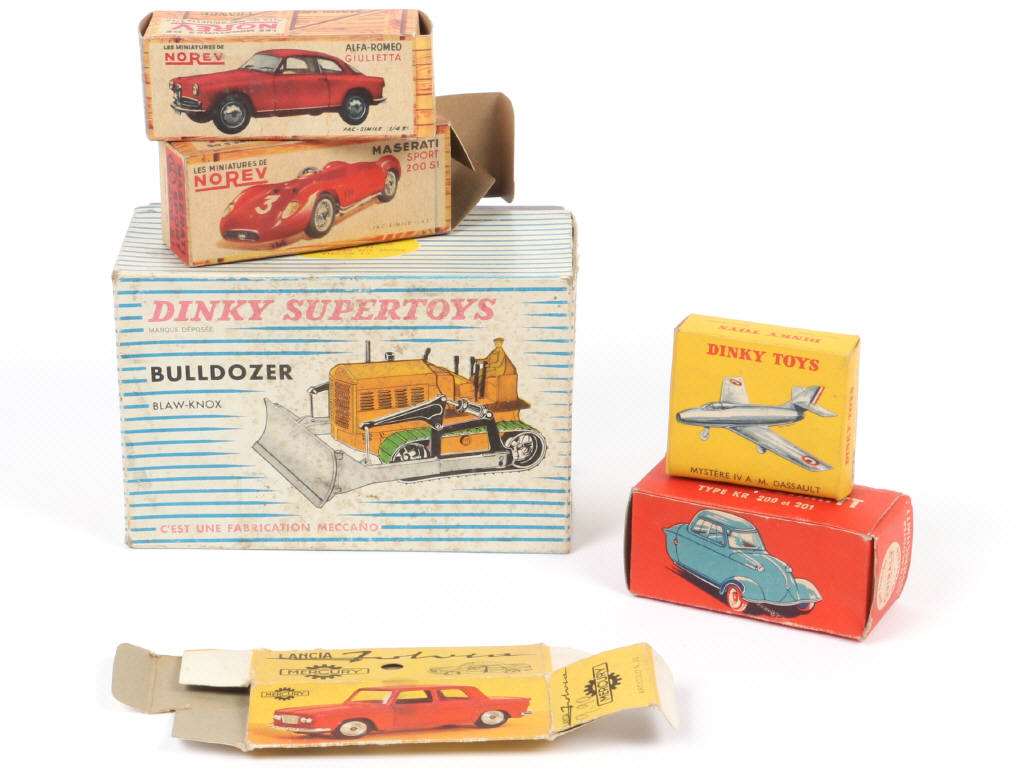 Lot 102 - DIVERS (6)