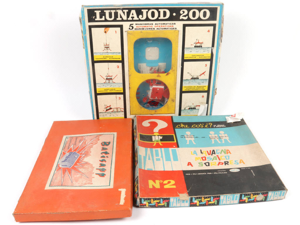 Lot 69 - DIVERS (3)