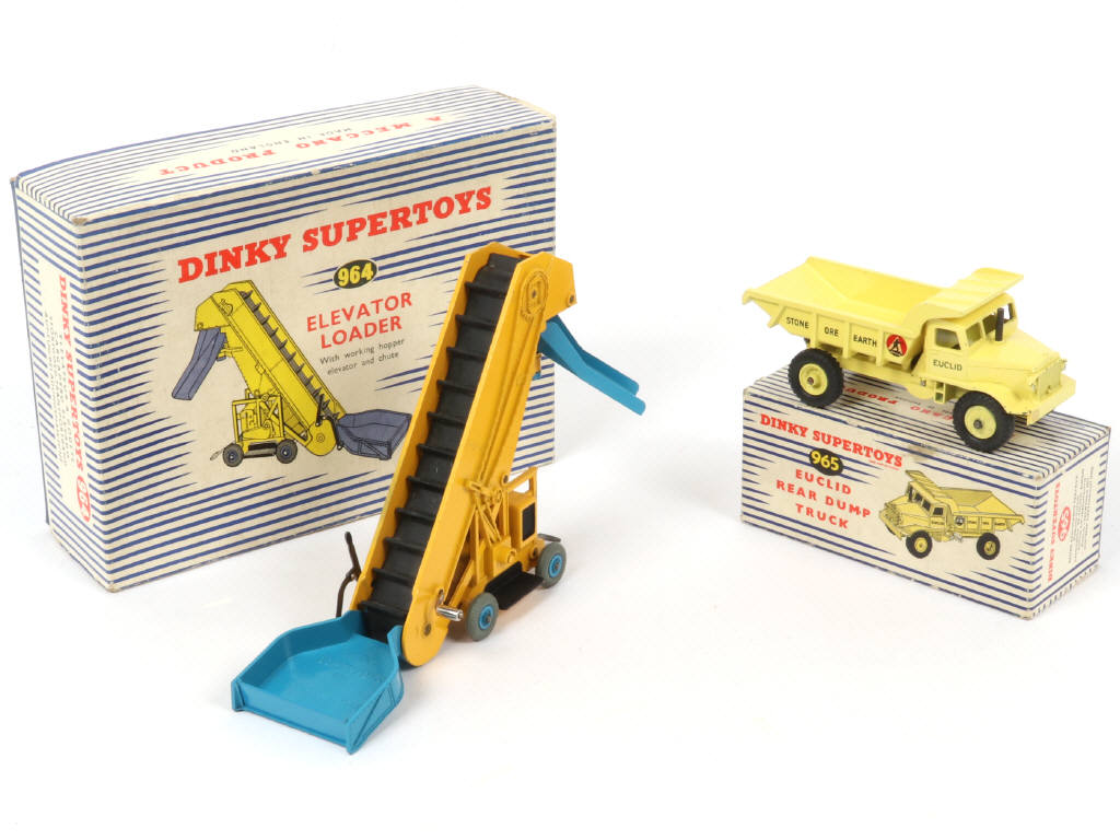 Lot 257 - DINKY TOYS (GB) (2)
