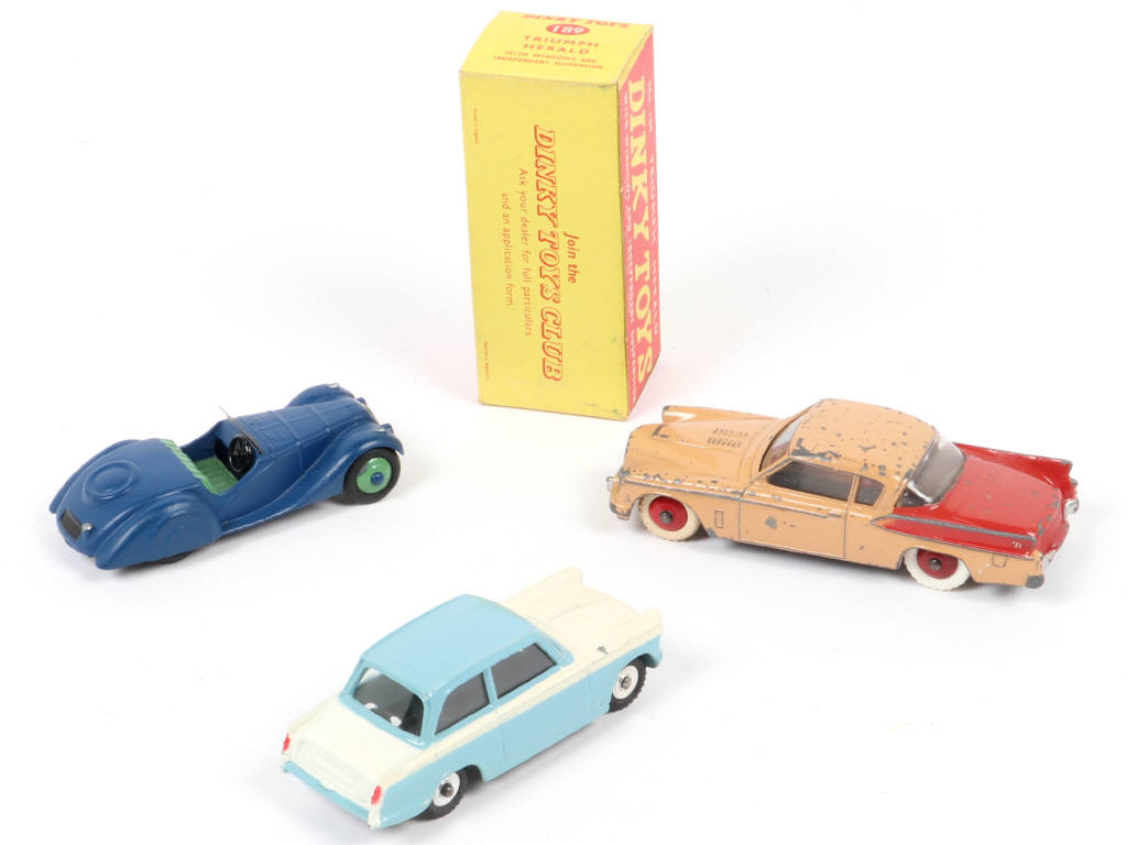 Lot 157 - DINKY TOYS (GB) (3)