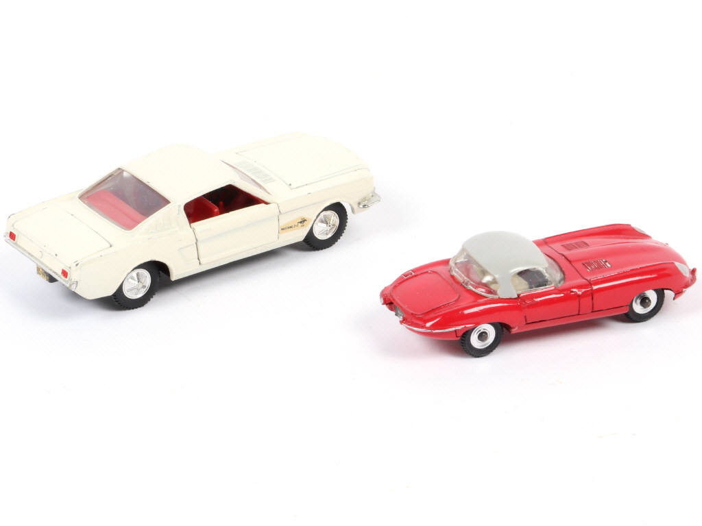 Lot 149 - DINKY TOYS (GB) (2)