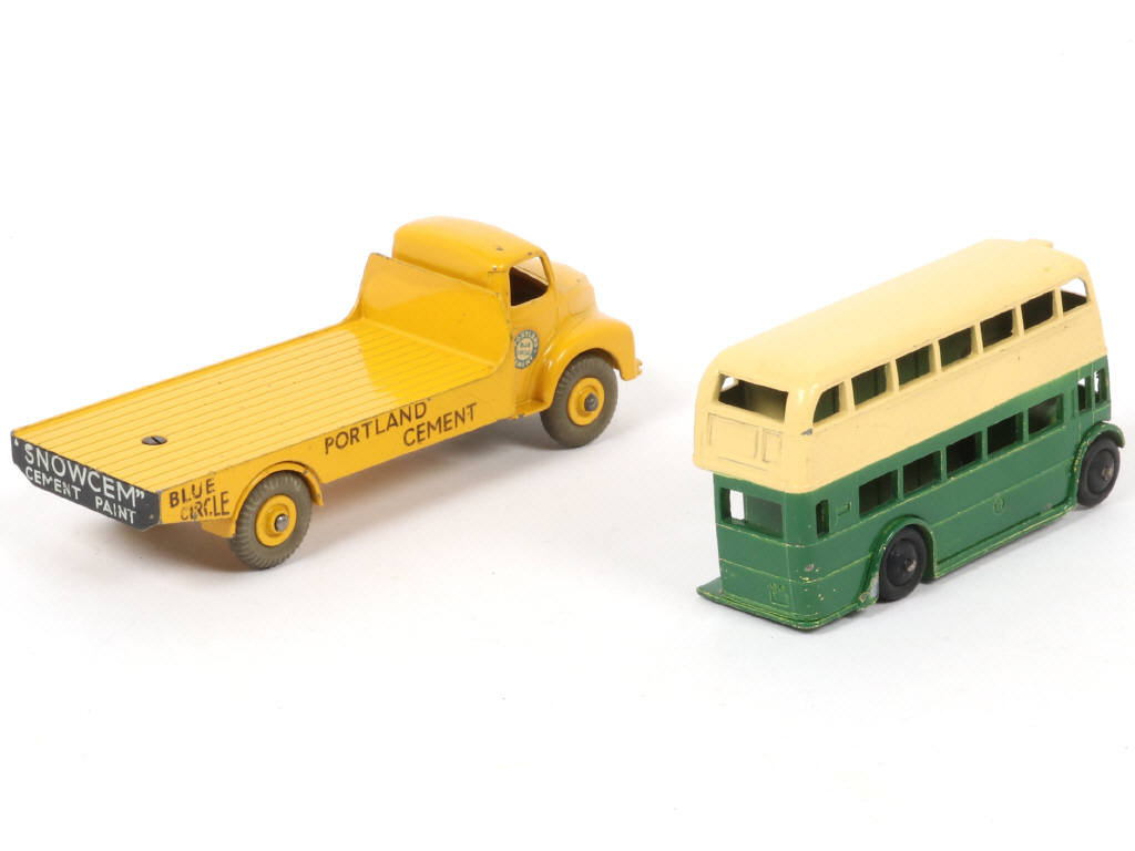 Lot 153 - DINKY TOYS (GB) (2)