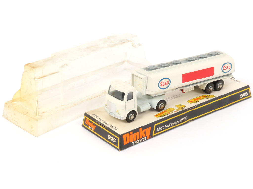 Lot 156 - DINKY TOYS (GB) (1)