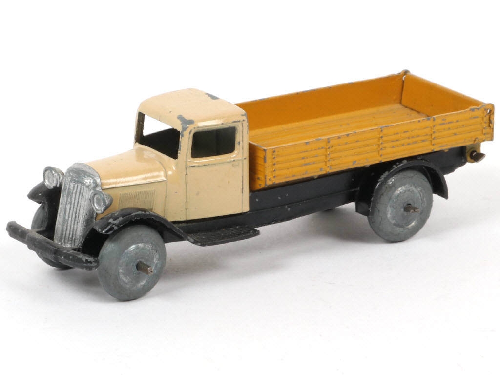 Lot 203 - DINKY TOYS (FRANCE) (1)