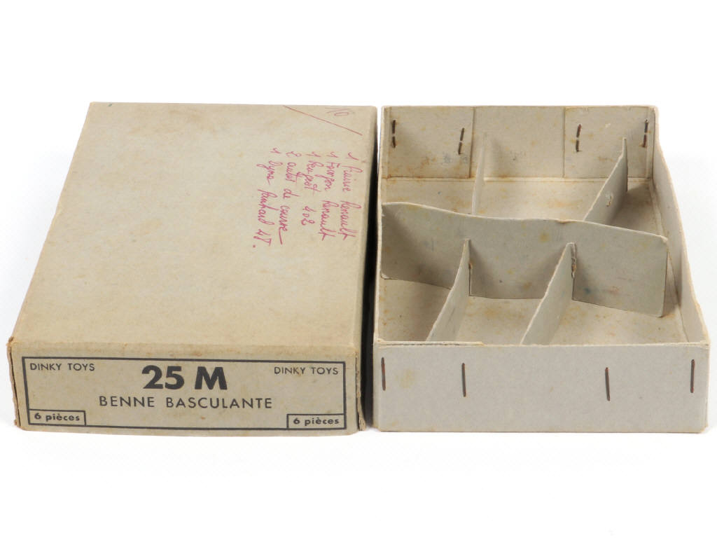Lot 120 - DINKY TOYS (FRANCE) (1)