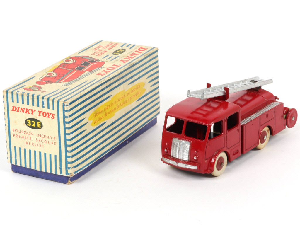 Lot 158 - DINKY TOYS (FRANCE) (1)