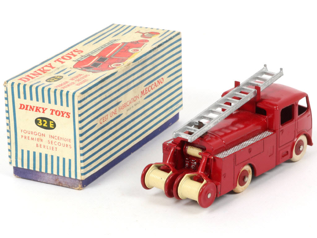 Lot 158 - DINKY TOYS (FRANCE) (1)