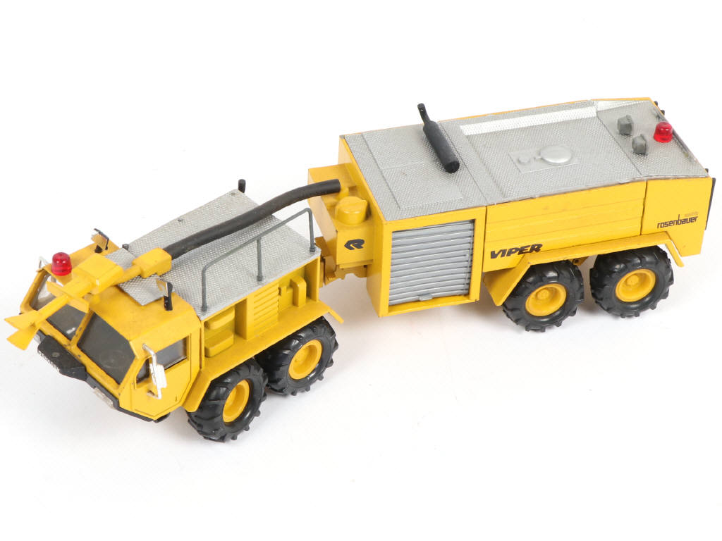 Lot 40 - DIVERS (4)