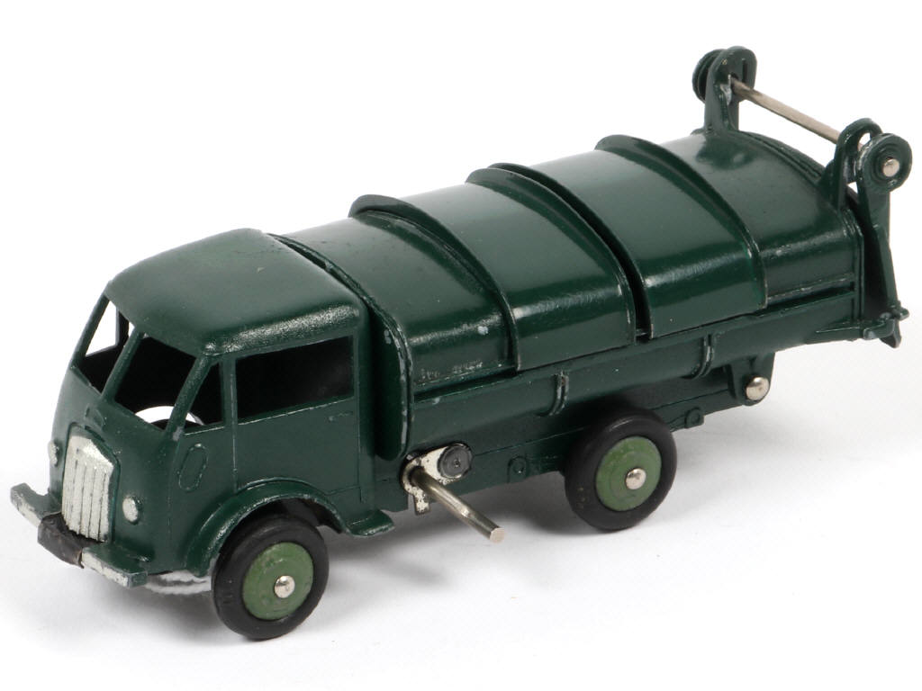 Lot 111 - DINKY TOYS (FRANCE) (1)