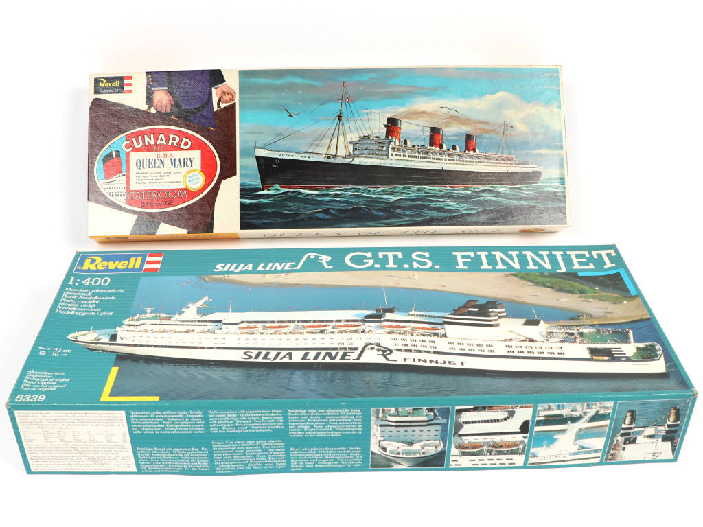 Lot 56 - REVELL (2)