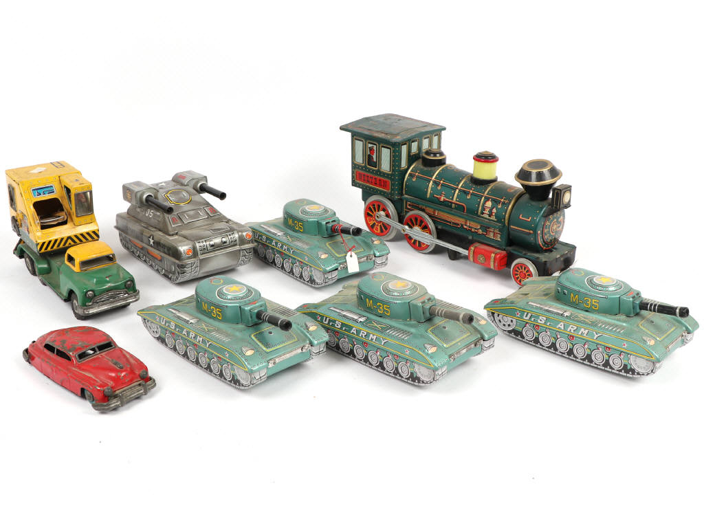 Lot 120 - DIVERS (8)