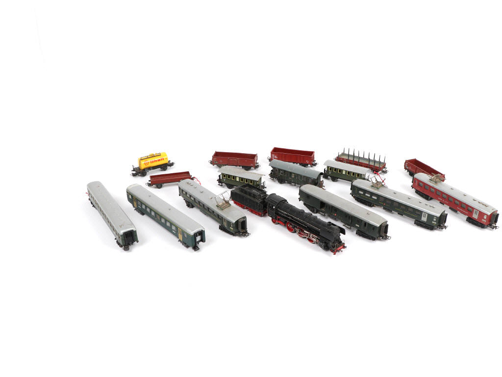 Lot 240 - MÄRKLIN 'HO' (ALLEMAGNE) (16)