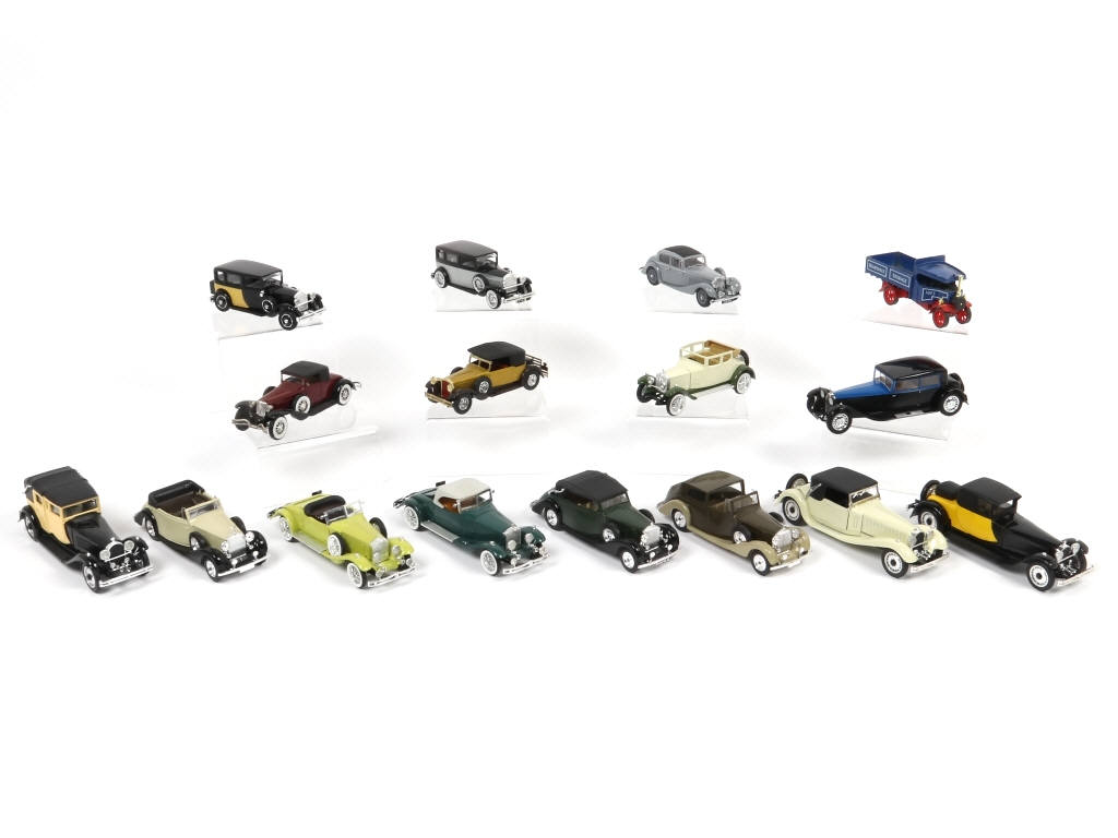 Lot 198 - DIVERS (16)