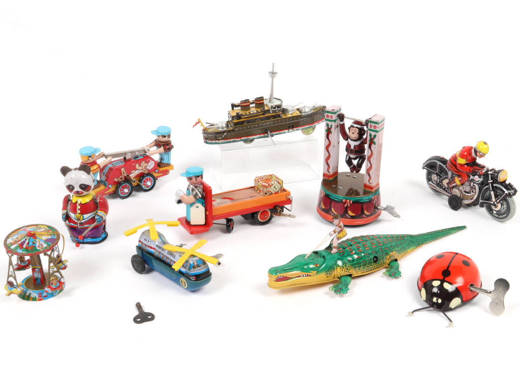 Lot 19 - DIVERS (9)