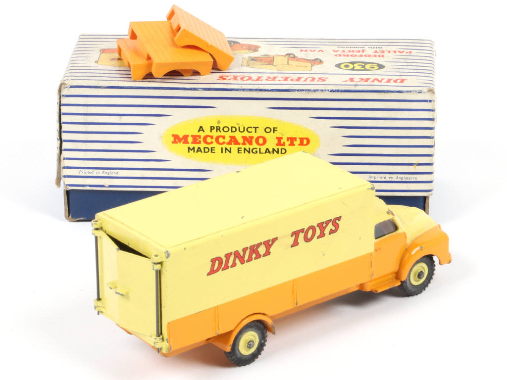 Lot 230 - DINKY TOYS (GB) (1)