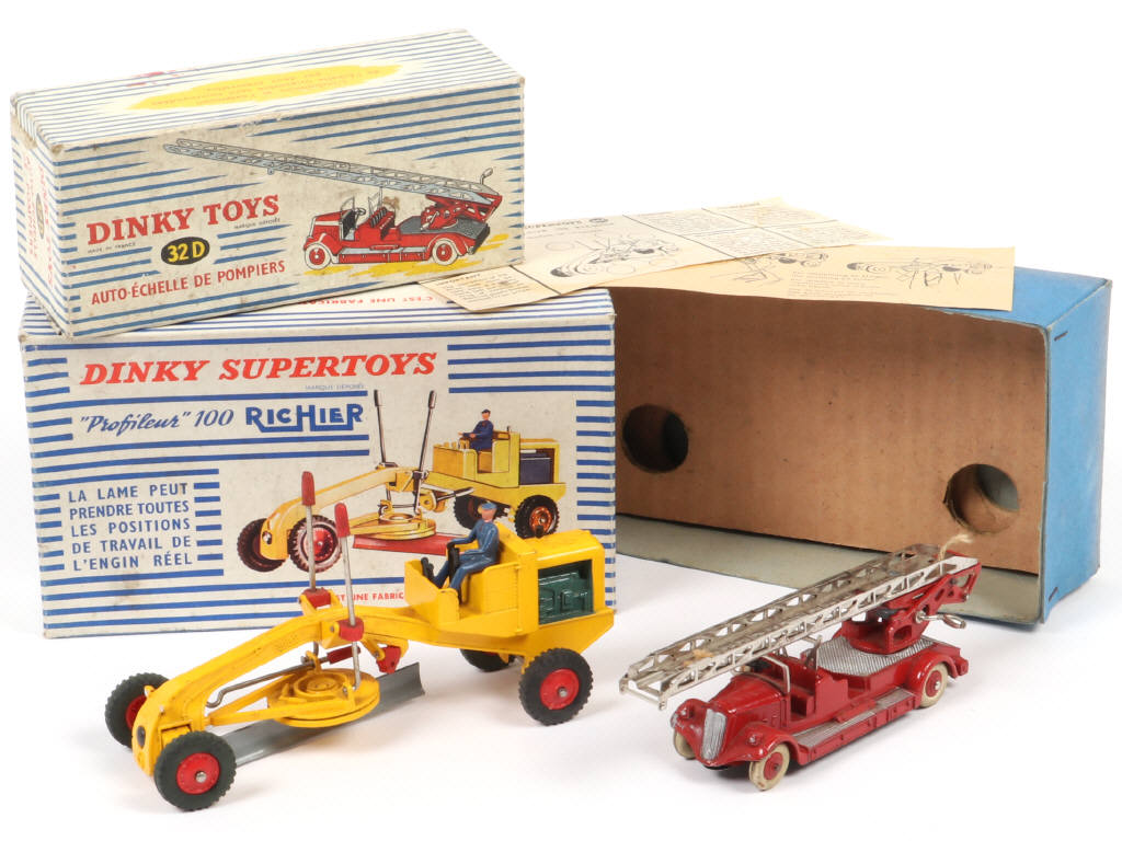 Lot 262 - DINKY TOYS (FRANCE) (2)