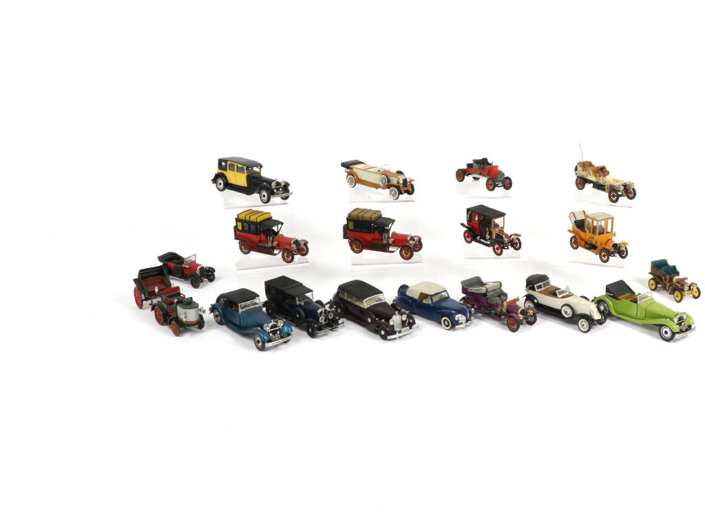 Lot 140 - DIVERS (18)