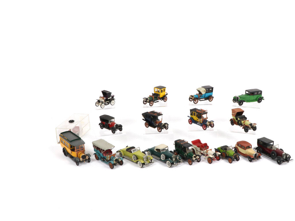 Lot 136 - DIVERS (17)