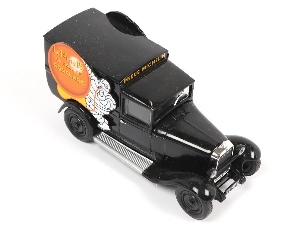 Lot 133 - DIVERS (16)