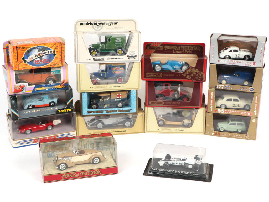 Lot 139 - DIVERS (17)