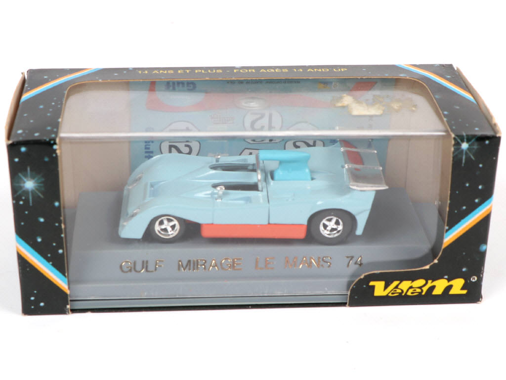 Lot 139 - DIVERS (17)