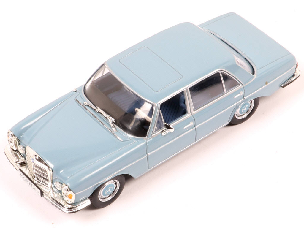 Lot 124 - DIVERS (16)