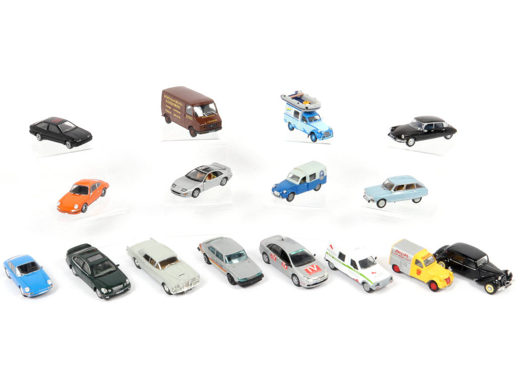 Lot 125 - DIVERS (16)