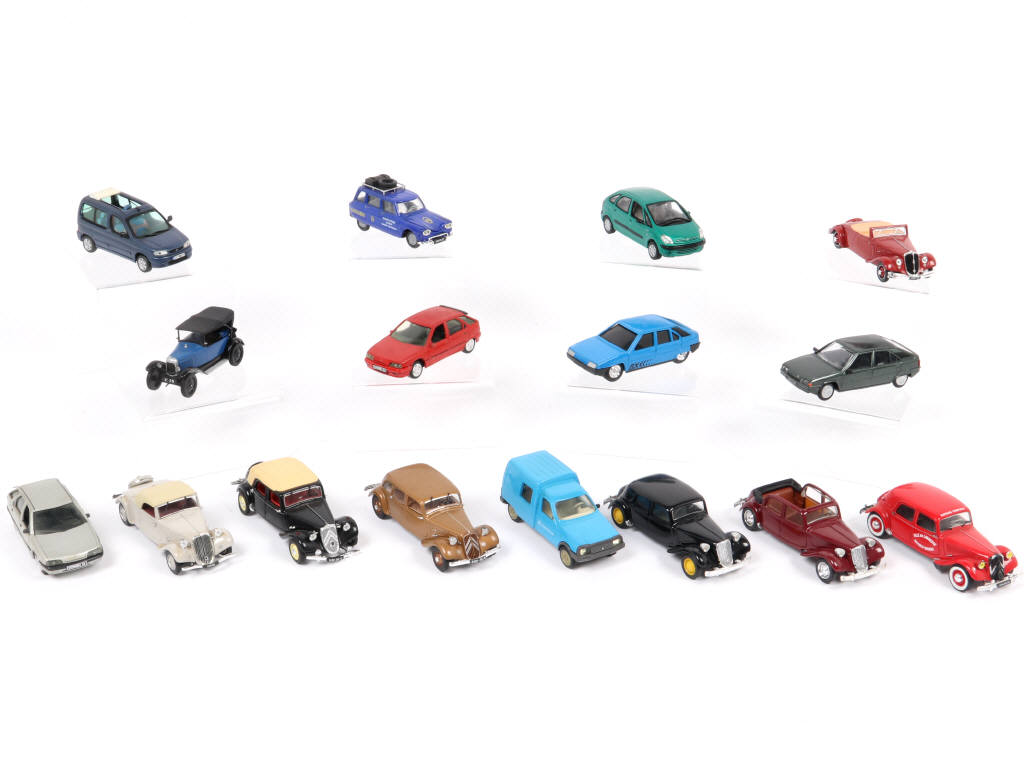 Lot 129 - DIVERS (16)