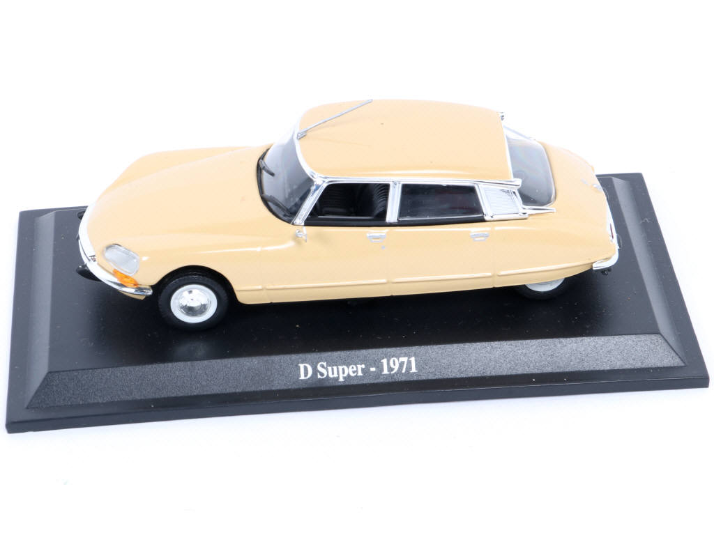 Lot 103 - DIVERS (12)