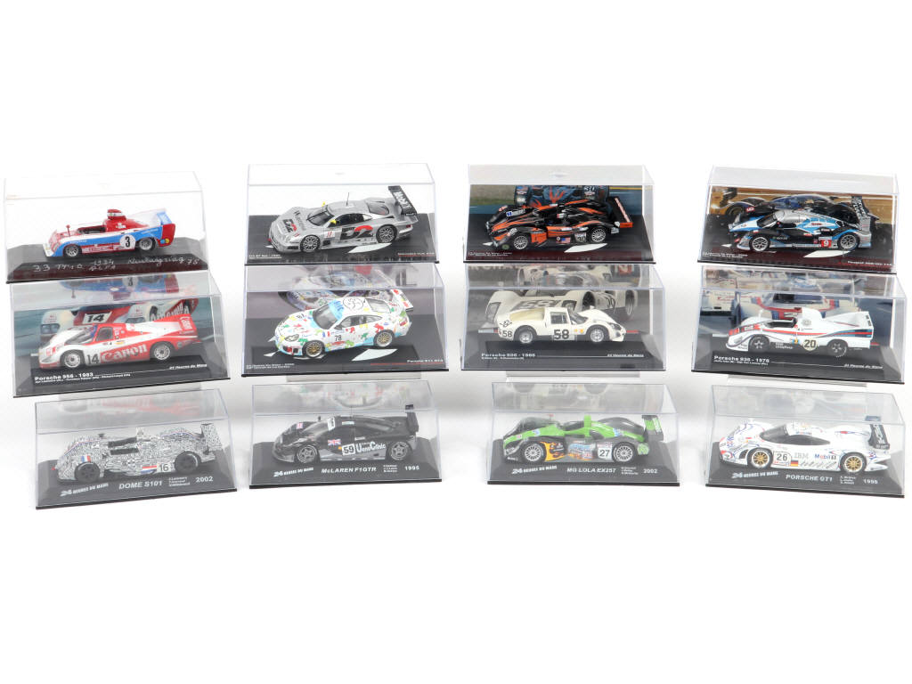 Lot 105 - DIVERS (12)