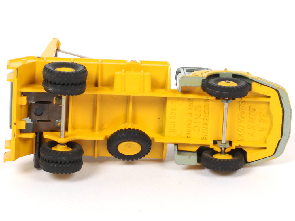 Lot 255 - DINKY TOYS (FRANCE) (1)