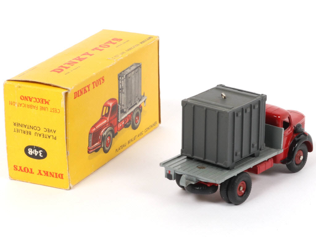 Lot 252 - DINKY TOYS (FRANCE) (1)
