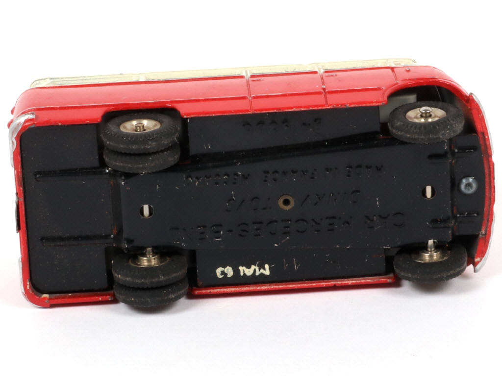 Lot 246 - DINKY TOYS (FRANCE) (1)